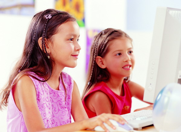 儿童学习图片-人物图 同学 上电脑课 认真的女