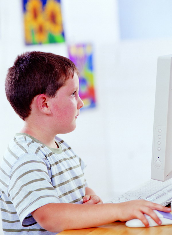 儿童学习图片-人物图 儿童网络 电脑魅力 专注