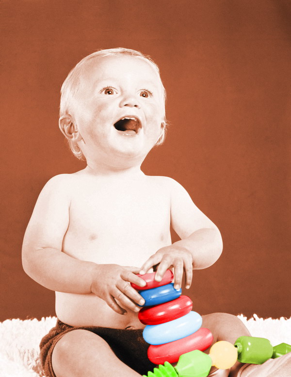 婴儿图片-人物图 玩耍 吸引 玩具 尽情 欢呼 小孩