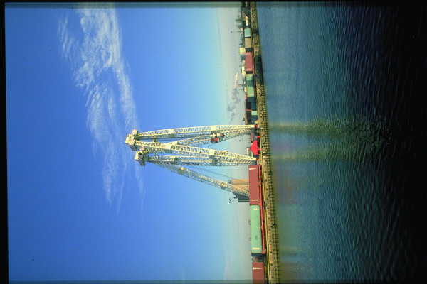 工业建设图片-工业图 码头 集装箱 铁架 吊车 海