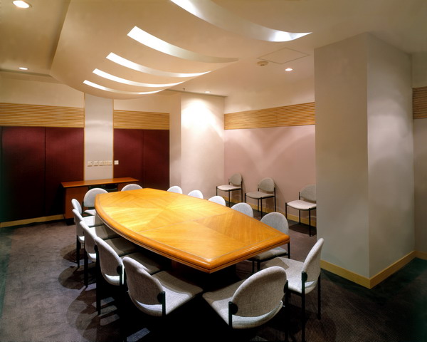会议室图片-装饰图 黄色 圆弧桌面 白色靠椅 半