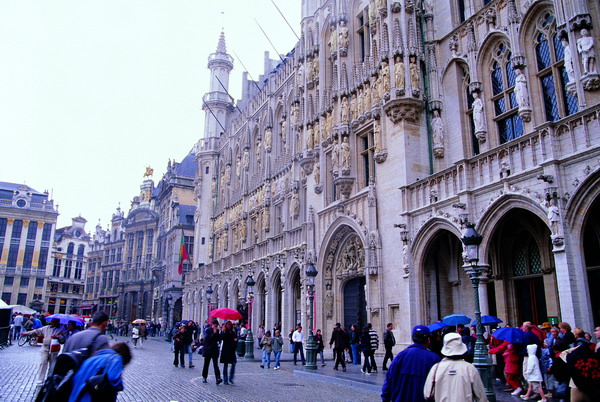 比利时风情图片-世界风光图 老街 广场 游客 旅