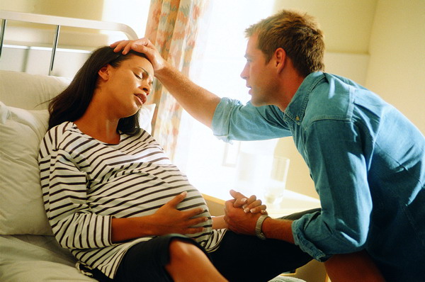 治疗护理图片-医学医药图 孕妇 抚摸 头部,医药