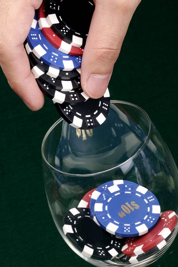 赌具图片-静物图 手捏 赌钱 投放,静物,赌具