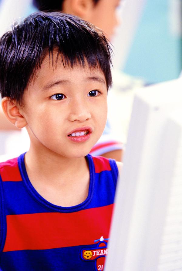 儿童学习图片-人物图 电脑前 玩游戏 专注 上网