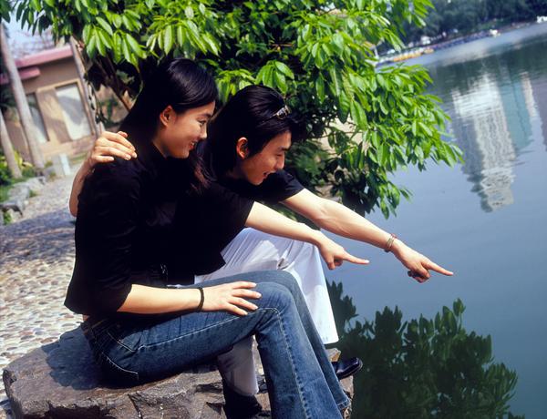 中华人物图片-人物图 情侣侧面 坐在湖边 手指