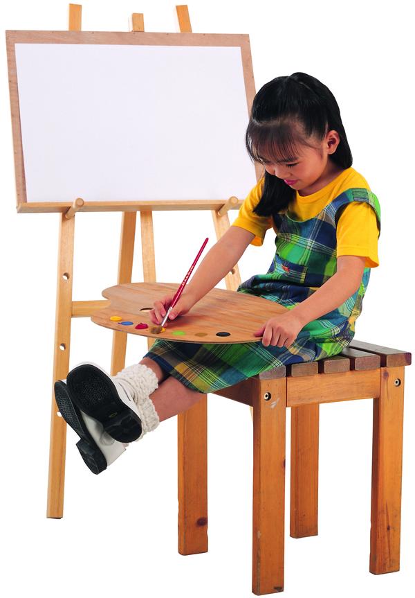 儿童写真图片-人物图 坐画板前 低头 涂颜料 颜