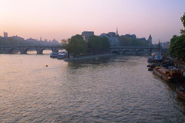 法国巴黎图片-世界风光图 一条河流 小船停靠岸