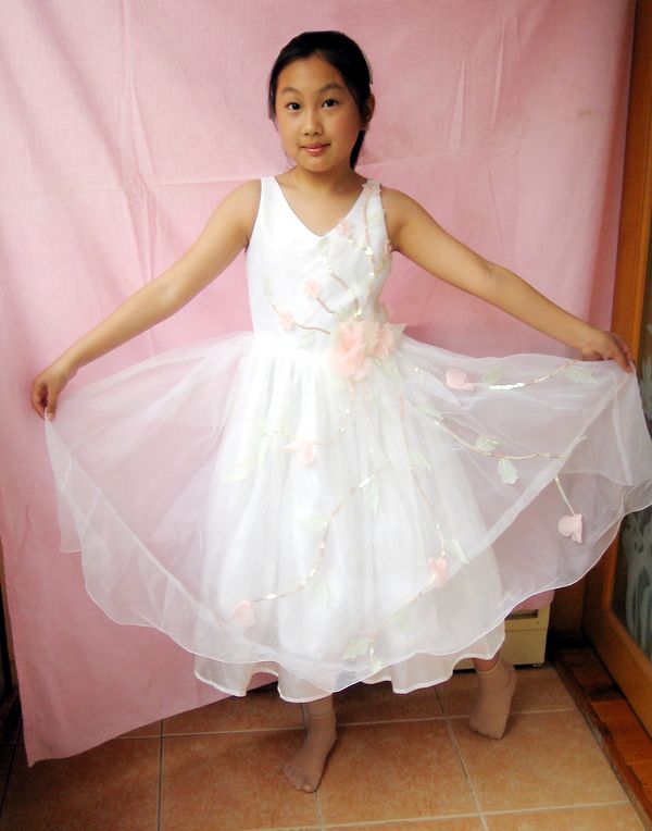 儿童图片-亲子教育图 小公主 白纱裙 拉起裙摆