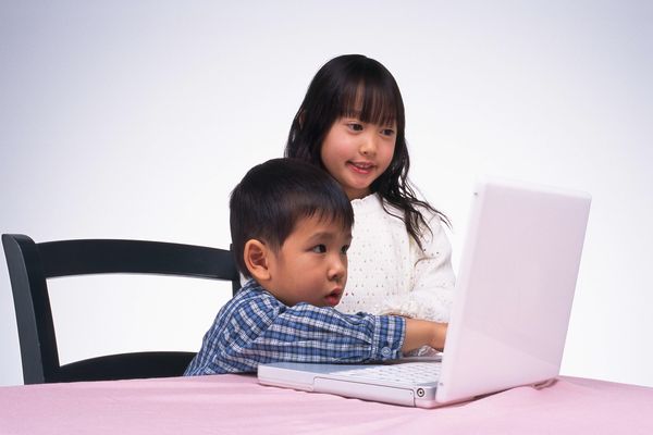 温馨家庭图片-亲子教育图 玩电脑 小儿 好奇,亲