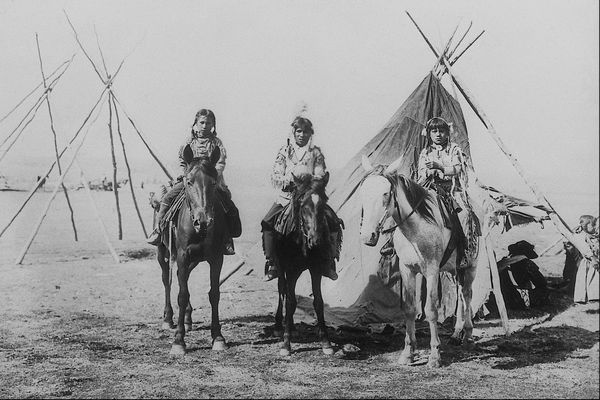 加拿大原始人图片-综合图片图 骑马 小孩 竹杆