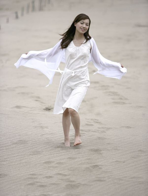 沙滩美人图片-运动休闲图 肩披 纯白 丝巾,运动