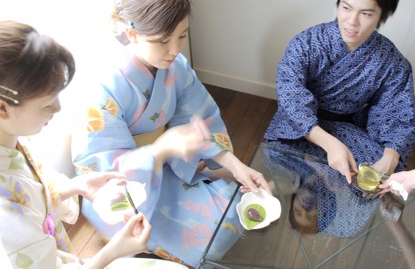 生活剪影图片-人物图 坐地上 日本人 和服,人物