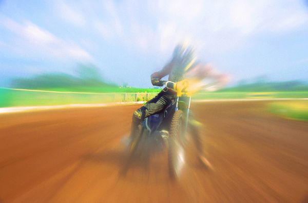 竞技比赛图片-运动图 场地摩托车 黄色护栏 头