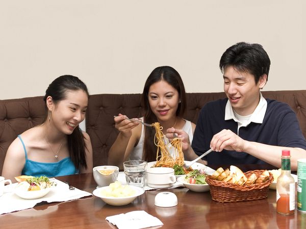 东方恋人图片-家庭情侣图 一起吃个饭,家庭情侣