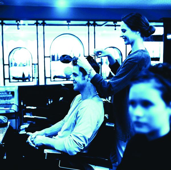 购物场景图片-生活方式图 理发店 剪头发 蓝色