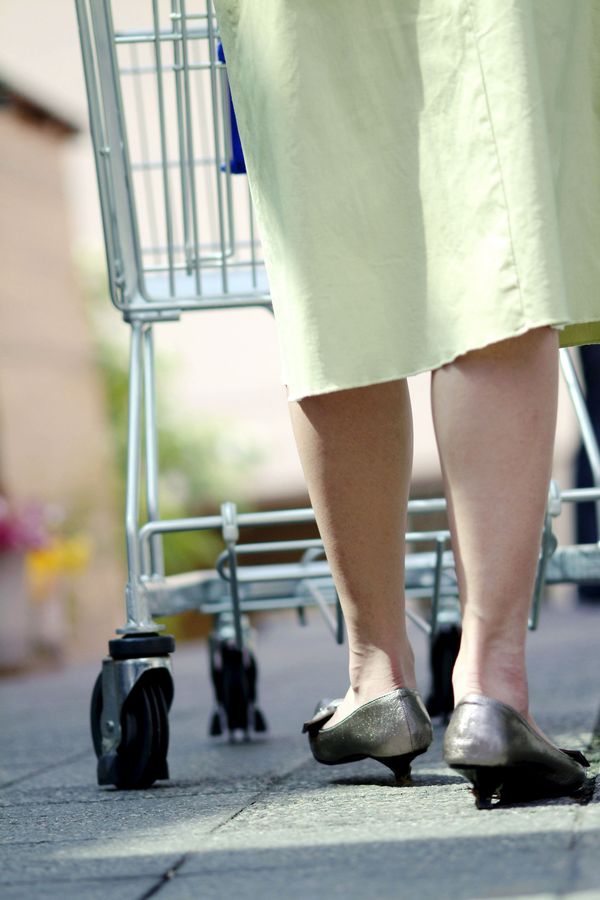 女性购物图片-生活方式图 下体 高根鞋 局部 黑