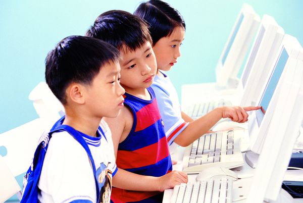 儿童学习图片-儿童教育图 电脑室 在网吧 键盘