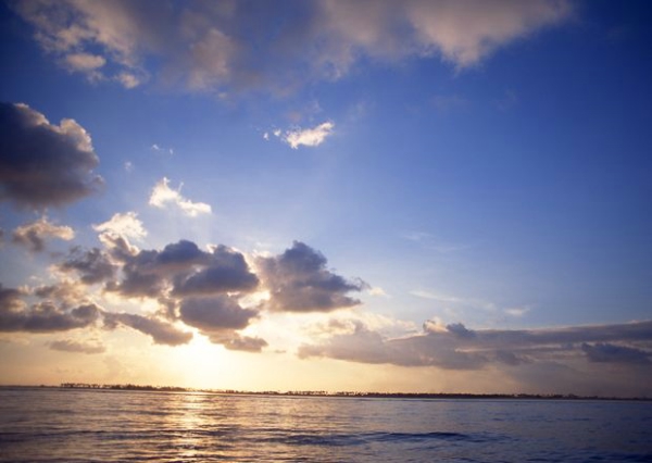 天空云彩夕阳图片-自然风景图 太阳 早上 日出