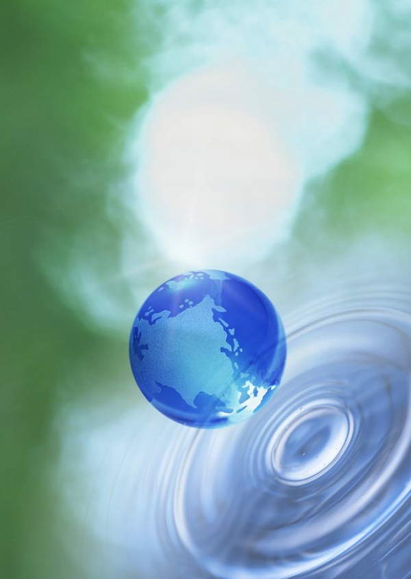 空气和水的绿意图片-概念图片图 蓝色珠体 珠子