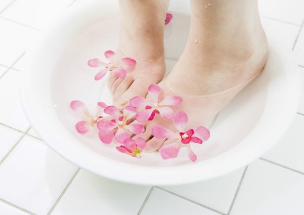 女性休闲沐浴图片-时尚生活图 洗脚 足浴 花朵