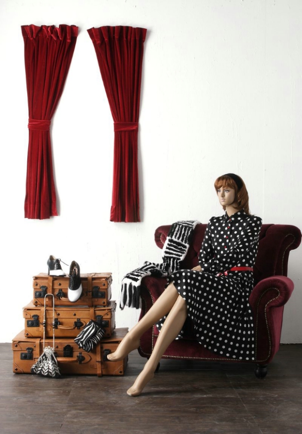 流行服饰与配件图片-时尚生活图 女模特 红色窗