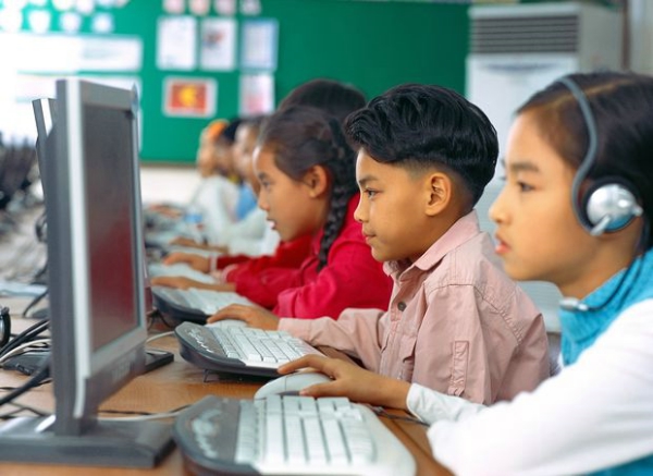 小学教育图片-儿童图 视听课 操作电脑 戴着耳