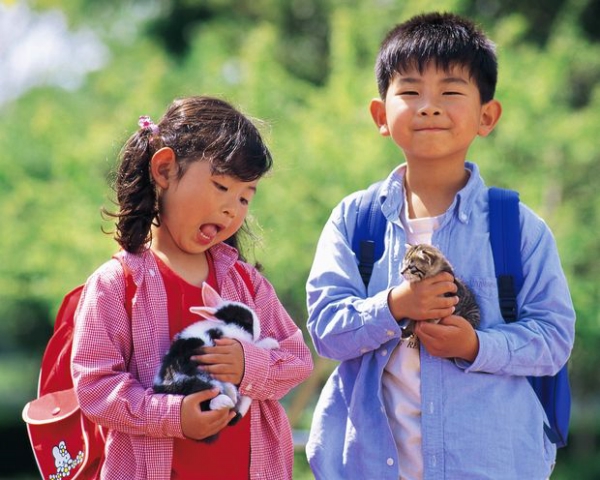 儿童宠物图片-儿童图 放学了 背着书包 小动物