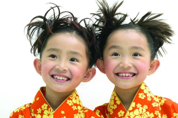 儿童造型图片-儿童图 双胞胎女儿 一模一样的脸