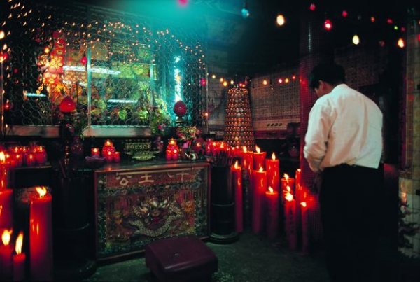 宗教信仰图片-中国传统人文图 蜡烛 烛光 信徒