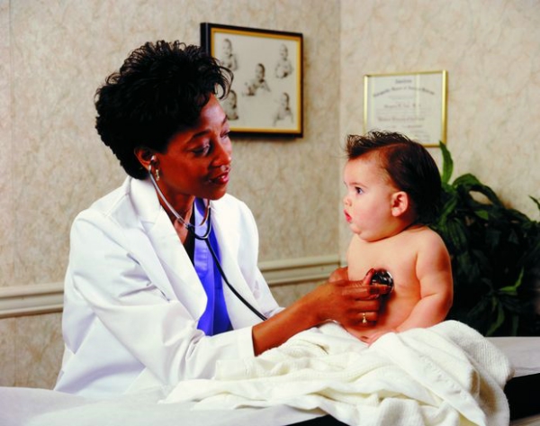 医学知识图片-医护人员图 幼儿护理 心脏检查,