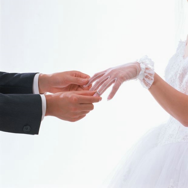 美丽新娘图片-婚庆节日图 戴戒指 白纱手套 求