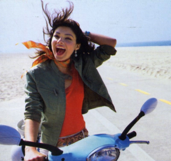 体育运动图片-广告创意图 摩托车 去兜风 丝巾