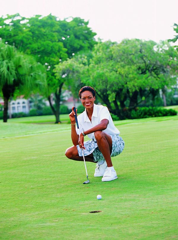 休闲高尔夫图片-运动图 拍照 花短裤 灿烂微笑