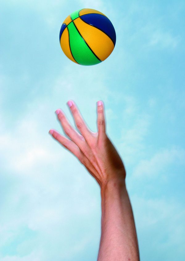 夏日风情图片-自然风景图 沙滩排球 伸手 接球