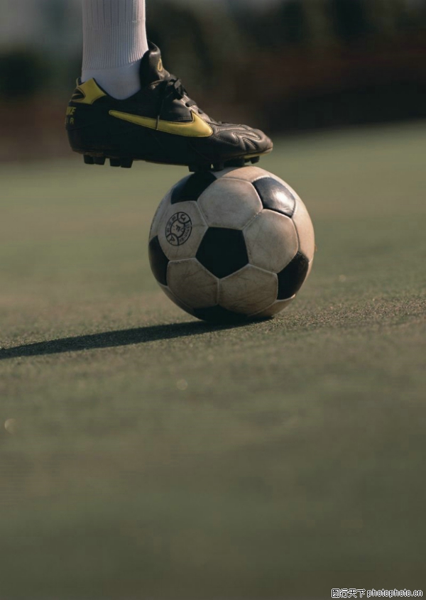 运动用品图片-运动图 脚踩足球,运动,运动用品